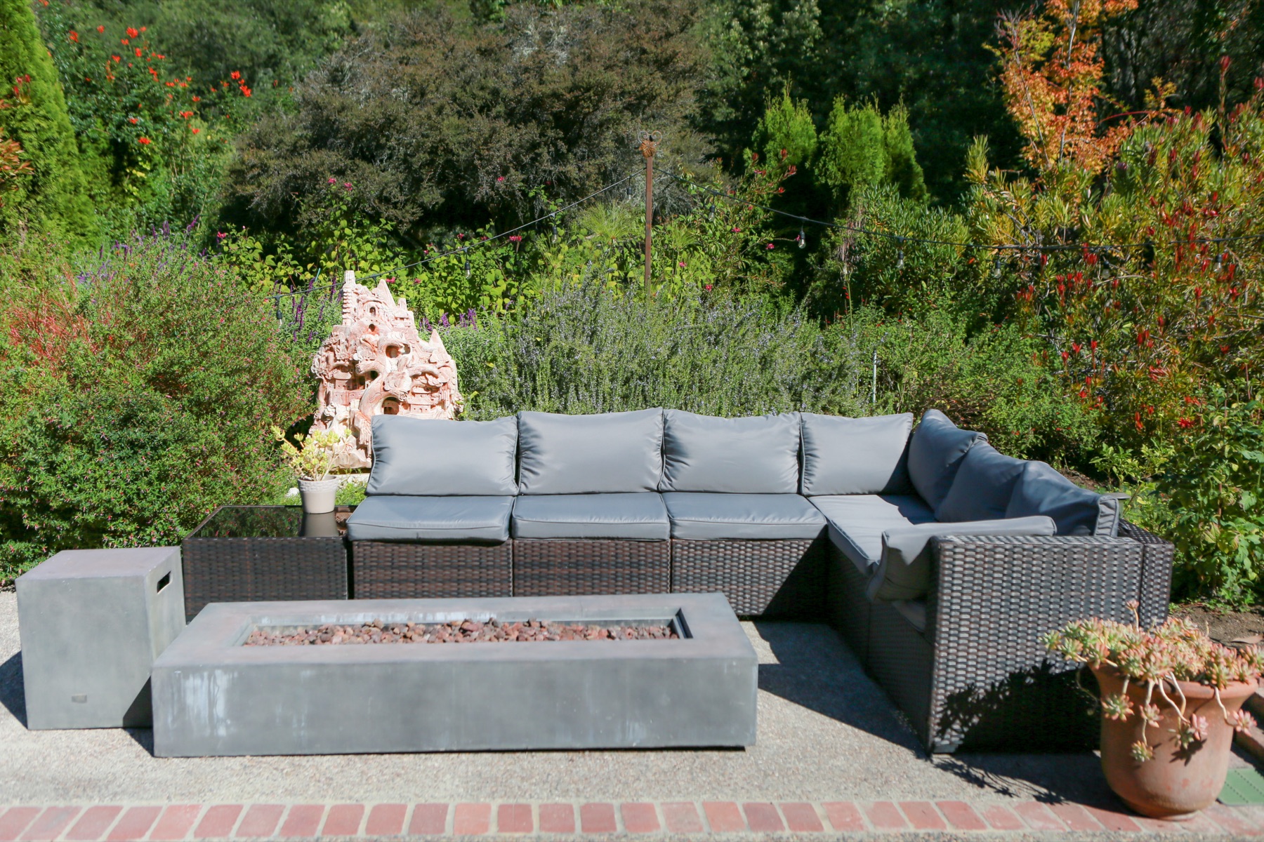Outdoor patio & lounge seating