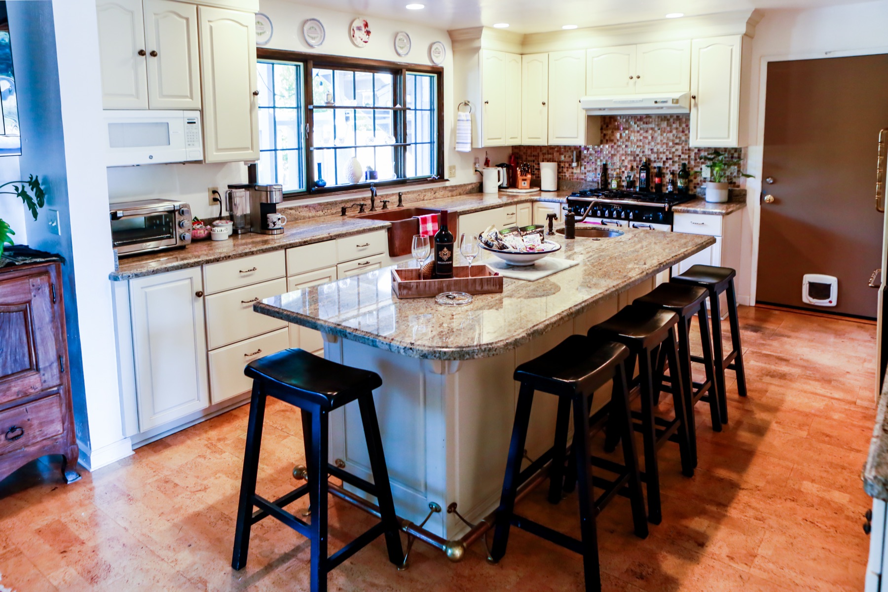 Gourmet kitchen & island